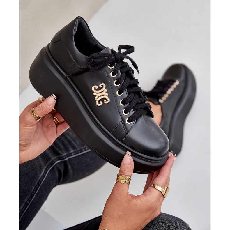 Tênis de couro natural com plataforma decoração dourada Lewski 3428 preto 2