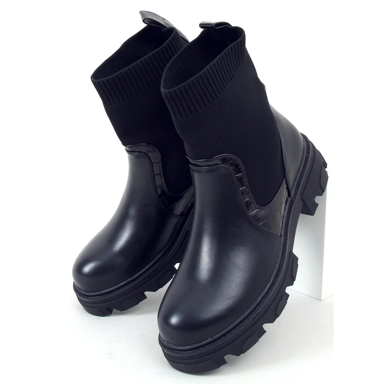 Botas pretas com meia preto 1