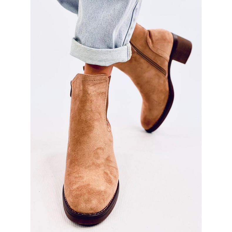 Botins bege com salto largo e isolamento 1