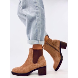 Botins bege com salto largo e isolamento 2