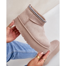 Botas de neve bege claro sobre plataforma com bordados decorativos 2 Botas de neve bege claro sobre plataforma com bordados decorativos 2