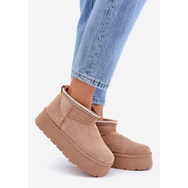 Botas de neve bege sobre plataforma com bordados decorativos 1