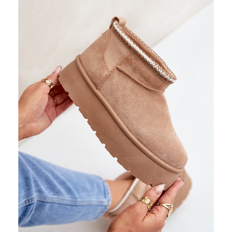 Botas de neve bege sobre plataforma com bordados decorativos 2