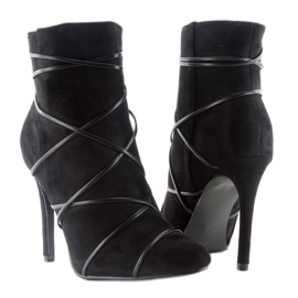 Camurça preta em um salto alto preto 2