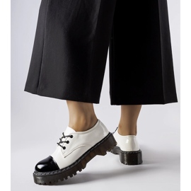 Sapatos envernizados brancos e pretos 1