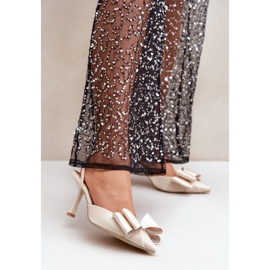 Salto alto em tecido dourado com laço 2 Salto alto em tecido dourado com laço 2