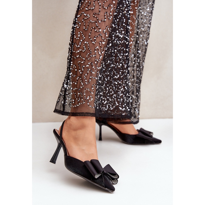 Salto alto em tecido preto com laço 2