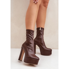 Botas marrons escuras de salto alto com salto agulha e plataforma castanho 2 Botas marrons escuras de salto alto com salto agulha e plataforma castanho 2