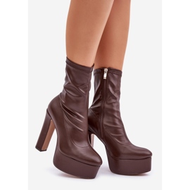 Botas marrons escuras de salto alto com salto agulha e plataforma marrom 1