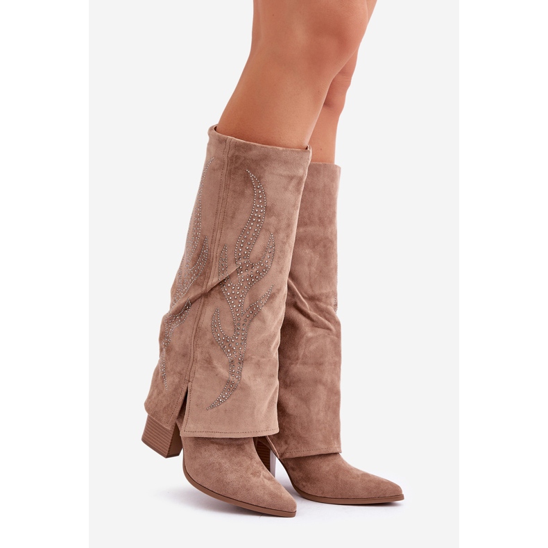 Botas decoradas em bege escuro com cano virado para cima e salto alto 1 Botas decoradas em bege escuro com cano virado para cima e salto alto 1