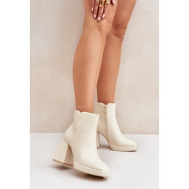 Botins de couro ecológico bege claro com salto alto 2