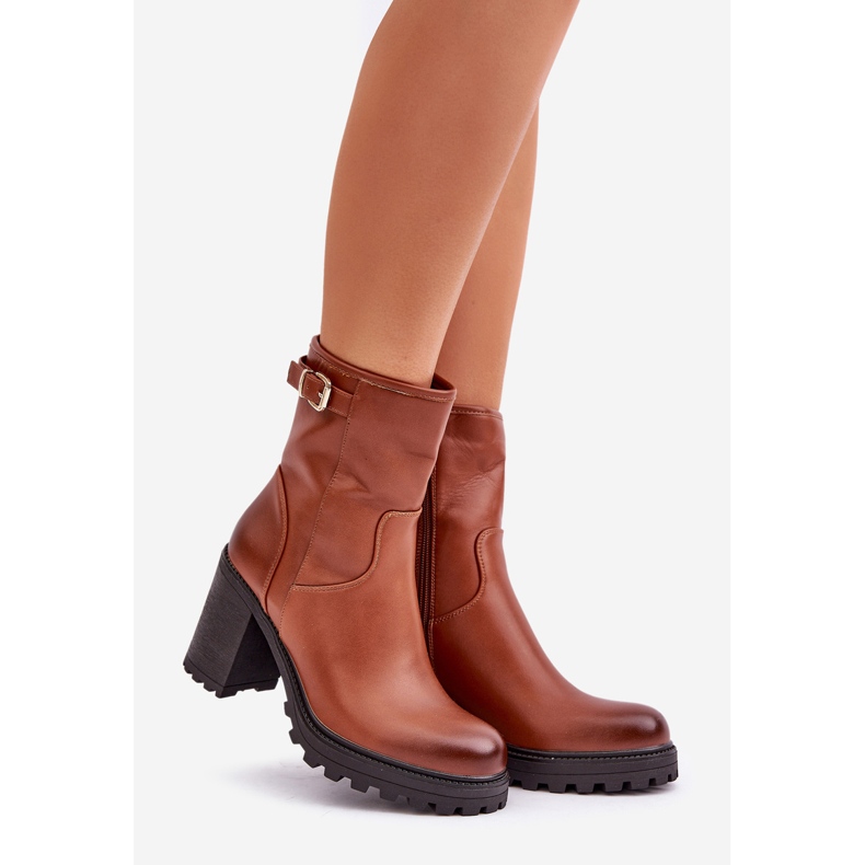 Botins isolados com fivela, castanho marrom 1