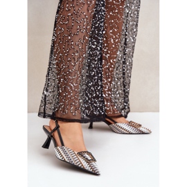 Salto alto preto com decoração e salto aberto 2