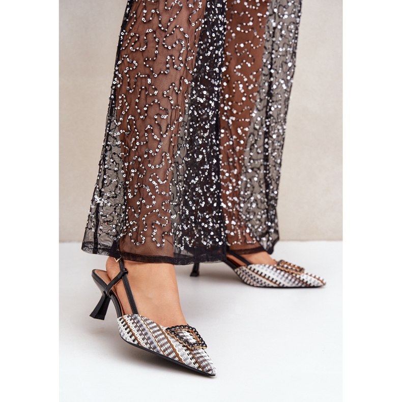 Salto alto preto com decoração e salto aberto 2