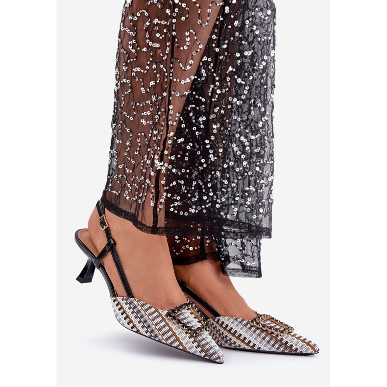 Salto alto preto com decoração e salto aberto 1