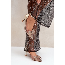 Salto alto feminino decorado com um impressionante laço dourado 1 Salto alto feminino decorado com um impressionante laço dourado 1