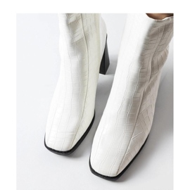 Botins brancos com imitação de pele de crocodilo Belluci - Solea 1 Botins brancos com imitação de pele de crocodilo Belluci - Solea 1