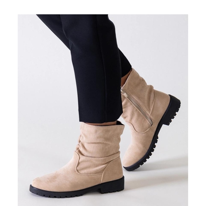 Botins bege com babados feitos de camurça ecológica Hinda - Solea 1