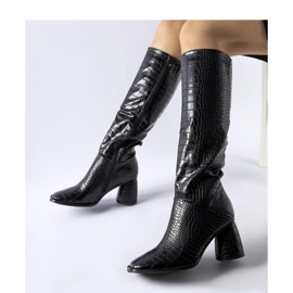 Botas pretas decoradas com relevo preto 1 Botas pretas decoradas com relevo preto 1