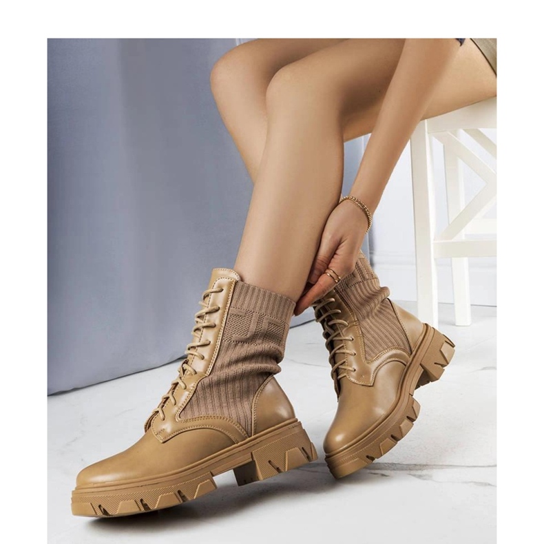 Tênis bege com parte superior flexível 1