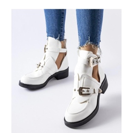 Botins brancos com recortes 1