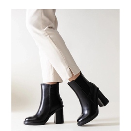 Botins pretos de salto alto confeccionados em couro ecológico Almase - Solea 1