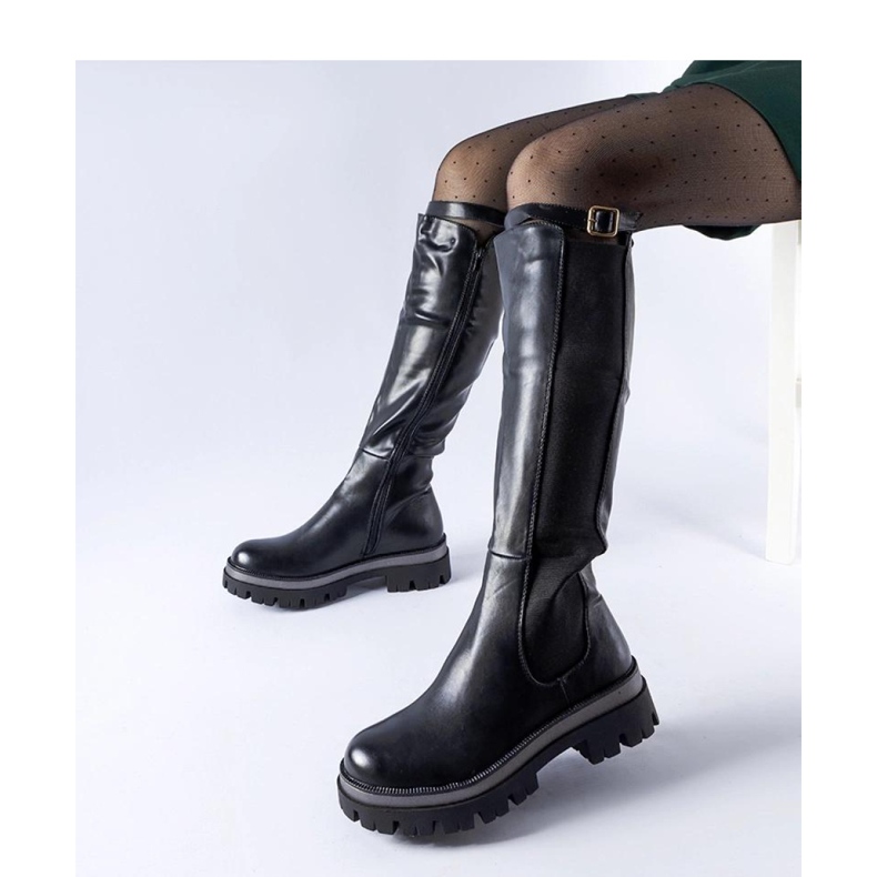 Botas pretas maciças com cinto decorativo da Stuart - Solea preto 1 Botas pretas maciças com cinto decorativo da Stuart - Solea preto 1