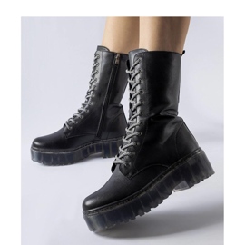 Botas pretas, couro natural, isoladas preto 1