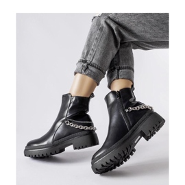 Botins pretos com corrente 1
