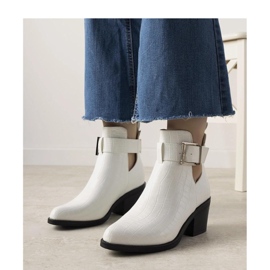 Botins brancos com recortes 1 Botins brancos com recortes 1