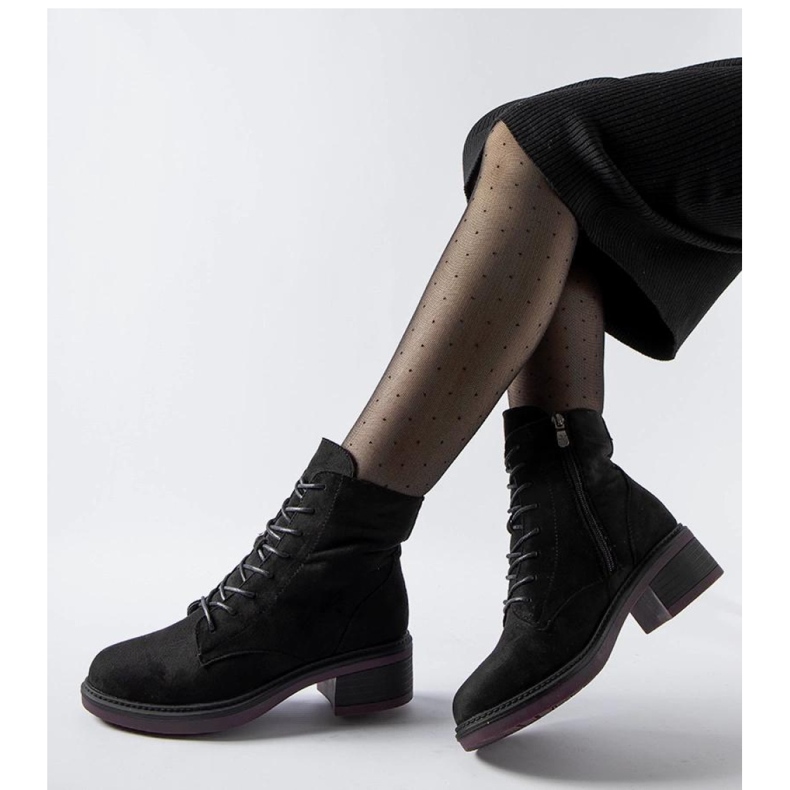 Botins clássicos pretos com sola roxa 1