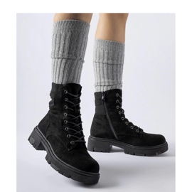 Botas pretas de camurça ecológica levemente isoladas preto 1