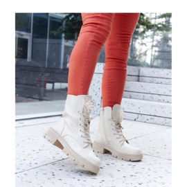 Botins bege com miçangas decorativas 1 Botins bege com miçangas decorativas 1