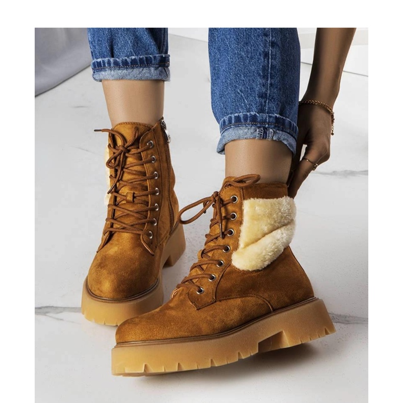 Botas isoladas castanhas com pelo marrom 1