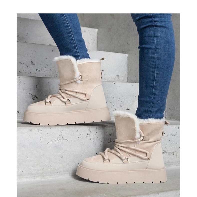 Botas de neve com plataforma isoladas com pele bege 1