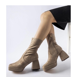 Botins castanhos no poste 1