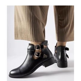 Botins pretos recortados com fivelas 1