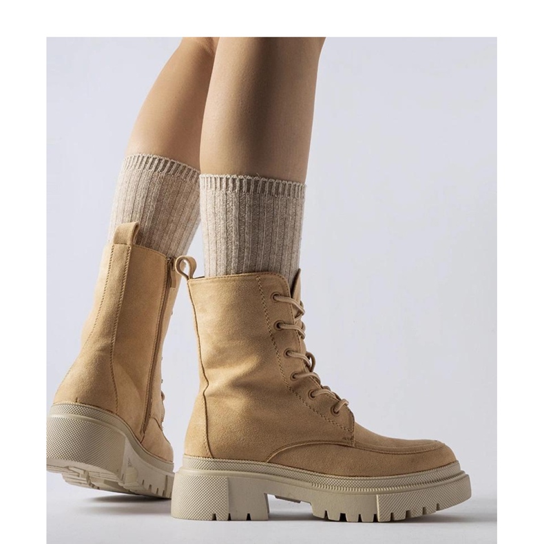 Botas marrons com sola enorme preto 1