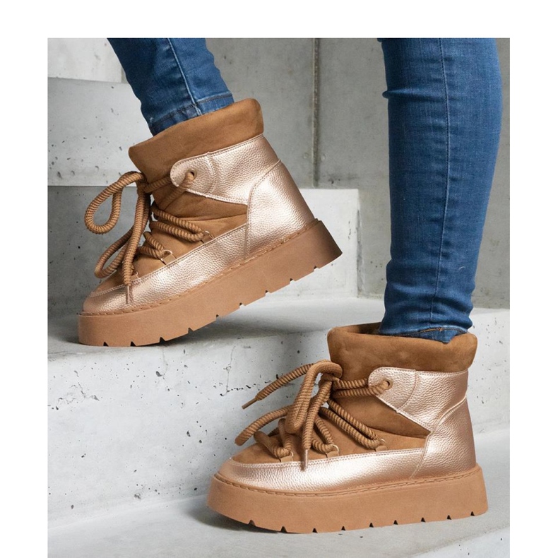 Botas de neve com plataforma isoladas com pele marrom 1