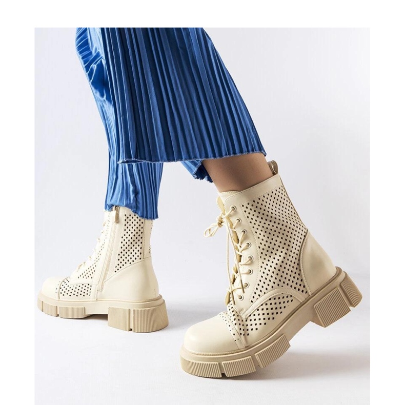 Botas bege a céu aberto 1