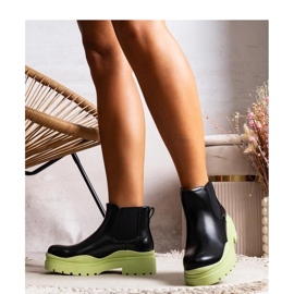 Botins pretos numa plataforma verde 1