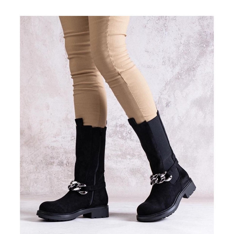 Botins femininos pretos decorados com corrente 1