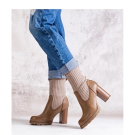 Botins bege escuro em couro ecológico 1 Botins bege escuro em couro ecológico 1