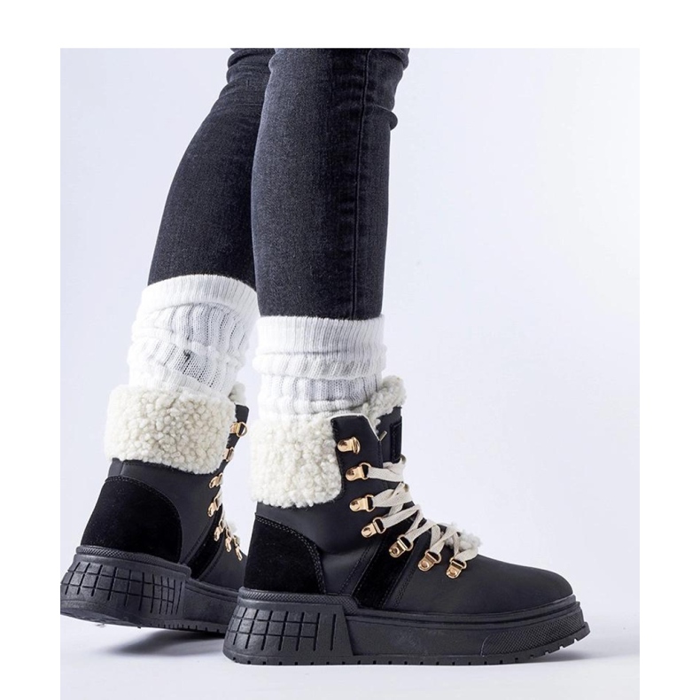 Trabalhadores negros em uma plataforma enorme preto 1