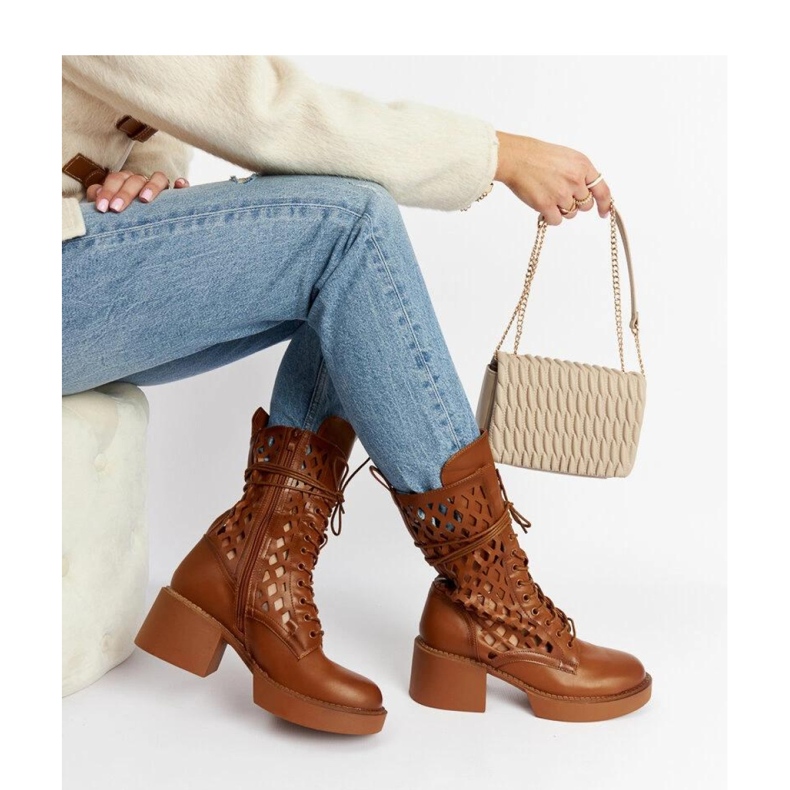 Botas marrons vazadas com salto alto marrom 1