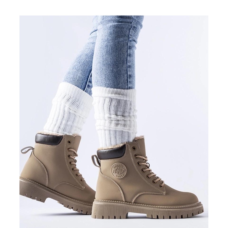 Botas isoladas bege marrom 1