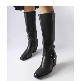 Botas de cowboy pretas no poste preto 1