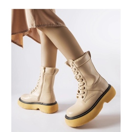 Trabalhadores de plataforma isolada bege 1