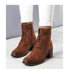 Botins castanhos com atacadores 1