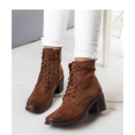 Botins castanhos com atacadores 2
